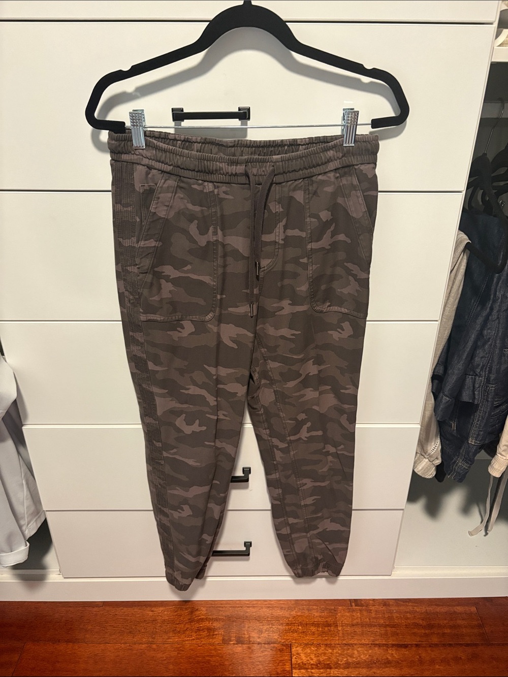 Athleta Farallon Camo Jogger Pants - Olive Camo